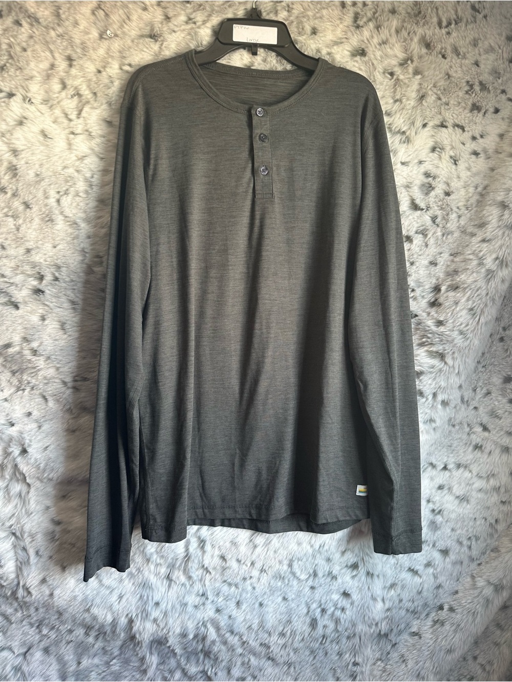350 Vuori Men's Long-Sleeve Henley in Charcoal Gray med large